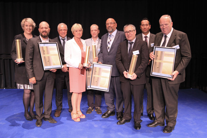 Vergabe des Preises Unternehmer des Jahres 2016 im HKB der Stadt Neubrandenburg. Im Bild: Wirtschaftsminister Harry Glawe (Bildmitte) Preisträger: Geschäftsführer Anja und Falk Schurich, Petra Behrens, Dr. Thomas Weisener, Sven Möller in Vertretung für Kay Gundlack, Christian und Stefan Freudenfeld, Fußballlegende Michael Rummenigge