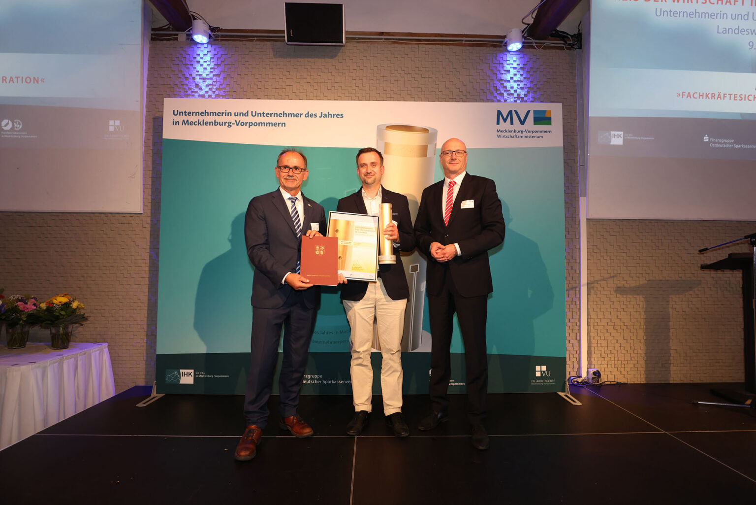 Auf dem Bild von links nach rechts: Dr. Wolfgang Blank (Minister für Wirtschaft, Infrastruktur, Tourismus und Arbeit), Tom Hardtke und Ludger Weskamp (Geschäftsführender Präsident Ostdeutscher Sparkassenverband) © Wirtschaftsministerium/Danny Gohlke